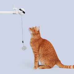 Игрушка-дразнилка для кошек Интерактивный мячик, 12х8,5х7,5 см, длина веревки с мячиком 57 см